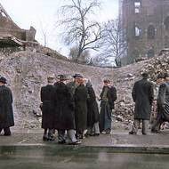 Poválečné Německo, černý trh v berlínské čtvrti Charlottenburg. 
Vyfoceno v prosinci 1948.