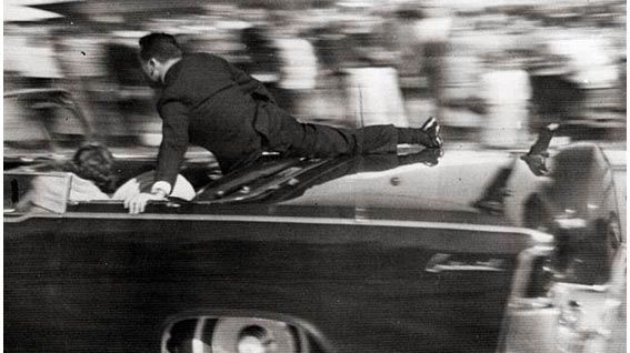 Zemřel agent, který po atentátu skočil na Kennedyho auto a ochránil Jackie