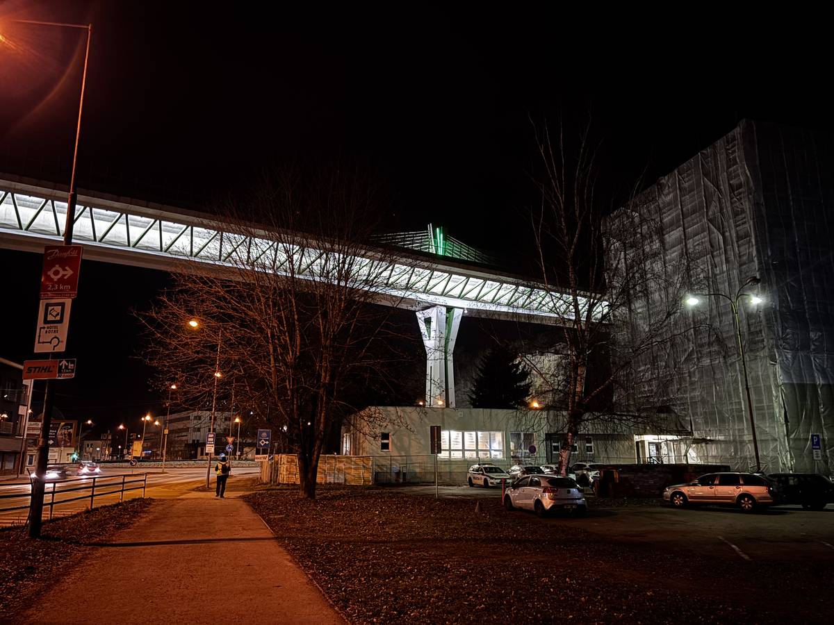 Dálniční most nad městem byl zprovozněn v roce 2010.