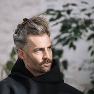 Rytiny na skle mu dřív nic neříkaly, ale za pár let, co tvoří kolekce na Tchaj-wan, kde se jede čistě na rytinách, k nim získal hluboký respekt.