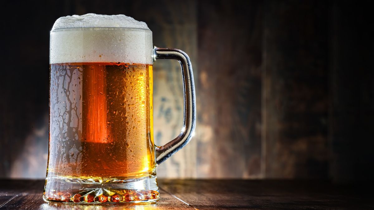 Glosa: Stát uctívá pivo. Abstinent mezitím sbírá opilce z ulic