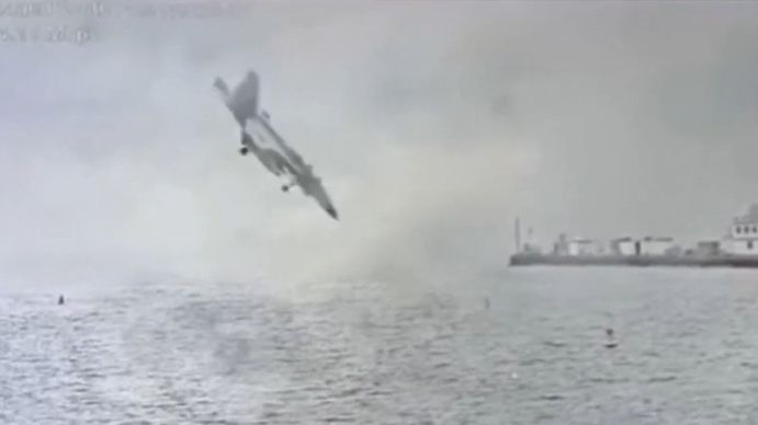 Video: U San Diega se zřítila armádní stíhačka F/A-18