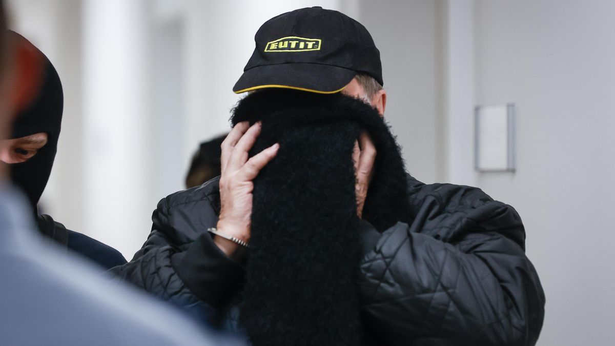Kamery v kanceláři náměstka: Obálky se podle policie dávaly do šuplíku