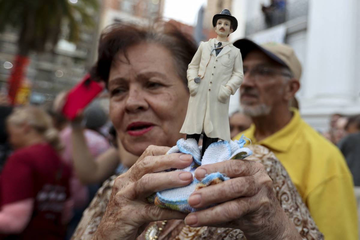 Lékaři tvrdili, že pokud přežije, bude mít trvale poškozený mozek. Dívka se ale uzdravila poté, co se její matka modlila k Hernándezovi.