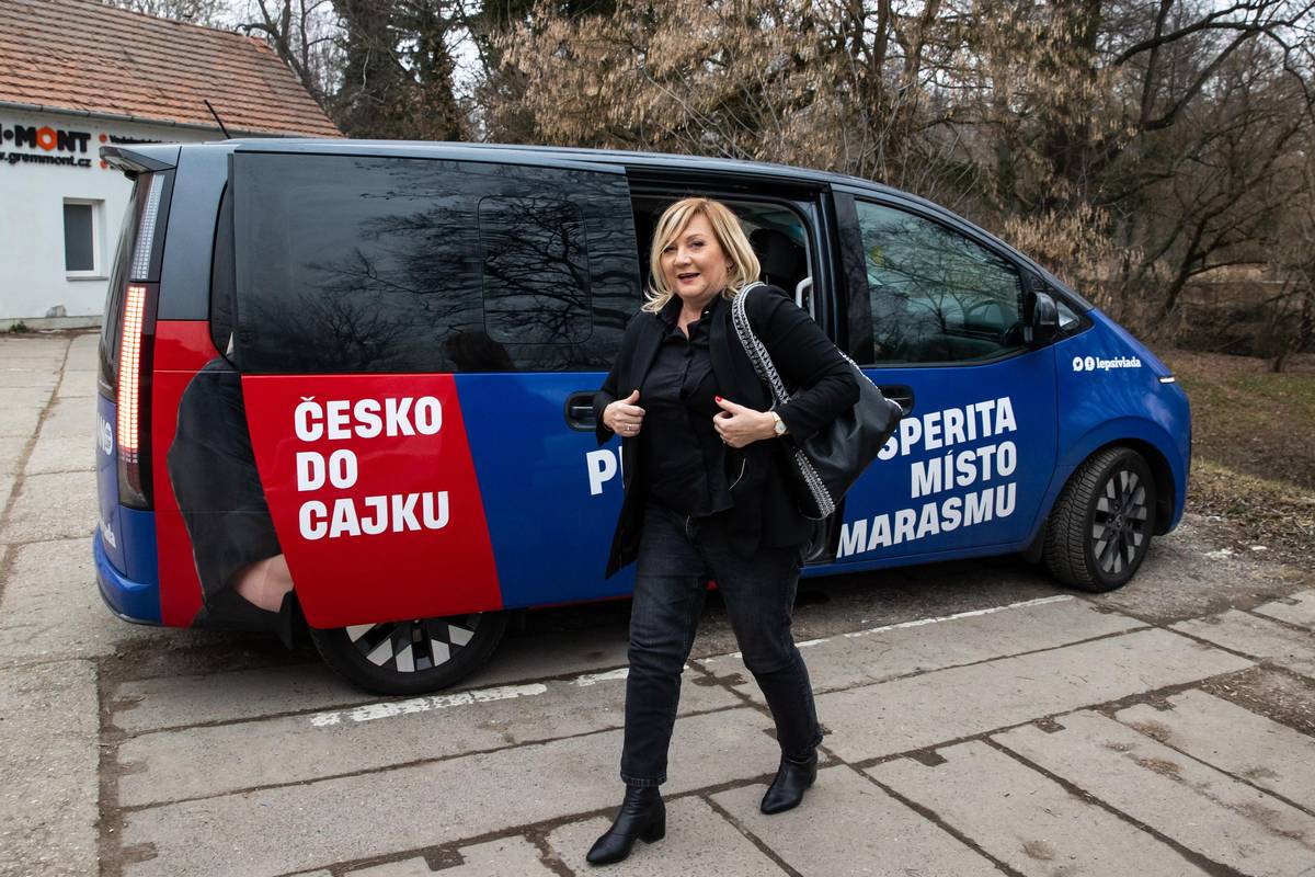 Alena Schillerová přichází na setkání s občany.