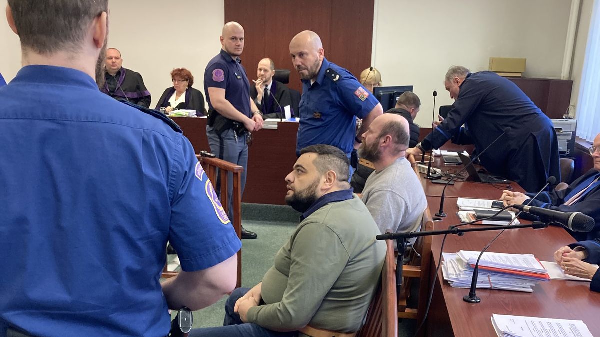 Krátkozraká policie stále svědky servíruje na podnose