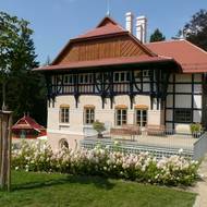 Vodoléčební ústav a Sluneční a říční lázně.