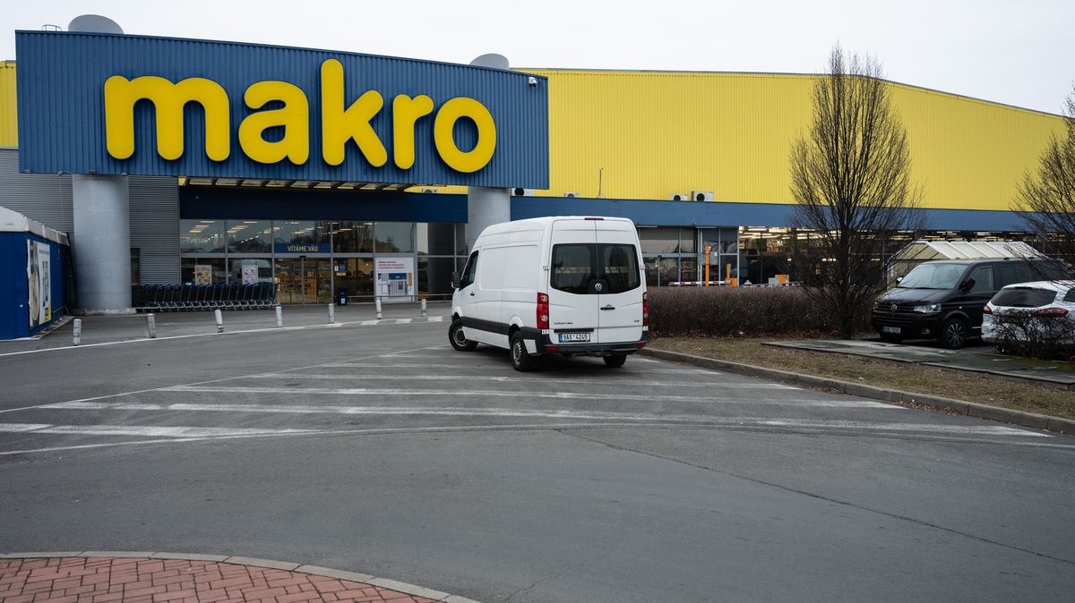Křetínský už má většinu v Makru. Firma na burze končí