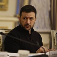 Ve středu prezident Donald Trump oznámil, že si telefonoval s Vladimirem Putinem a dohodli se na okamžitém zahájení jednání o ukončení ruské války na Ukrajině. Volodymyr Zelenskyj v reakci varoval, že Kyjev nepřijme žádnou dohodu, která bude vyjednaná bez jeho účasti. V Mnichově se má potkat s Vancem.