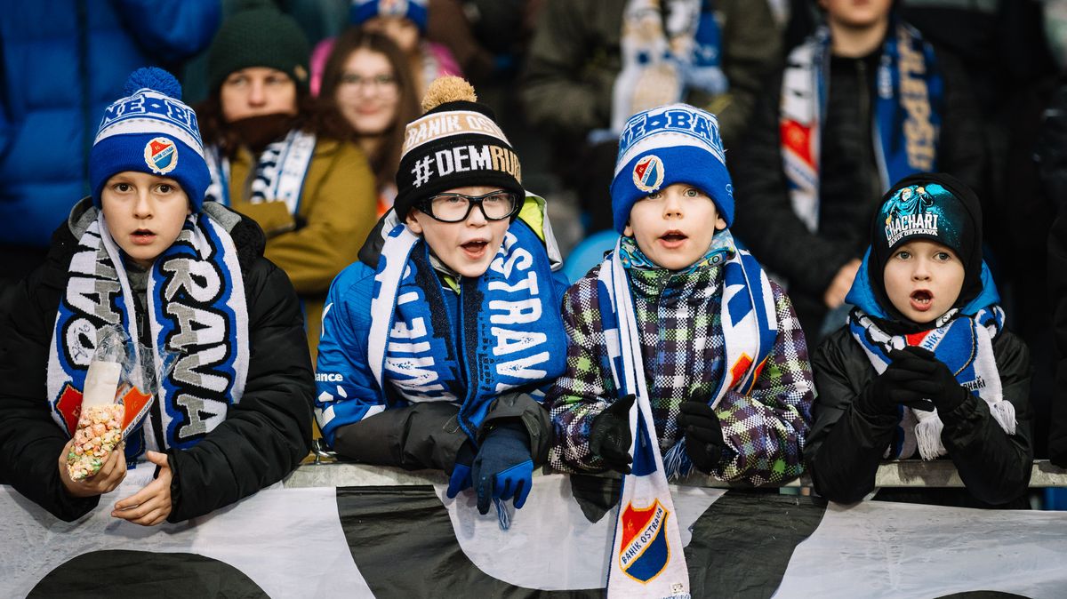 Mladí chachaři na výjezdu, bez rodičů. Jak si liga vychovává nové fanoušky