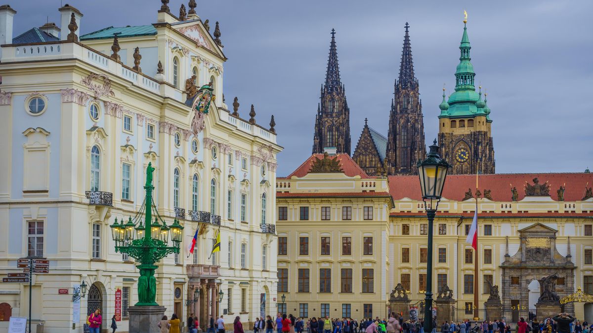 Na Hradčanském náměstí protestovaly stovky lidí proti zneužívání v církvi