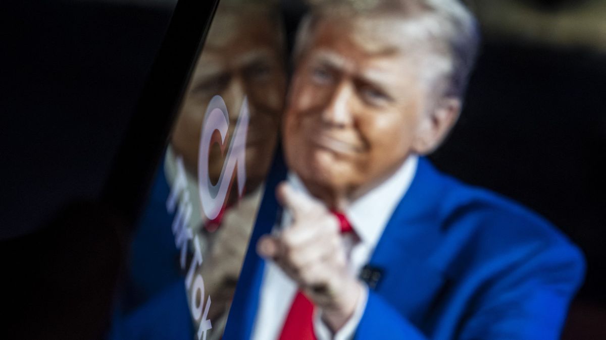 Trump podepsal příkaz k vytvoření státního fondu, mohl by koupit TikTok