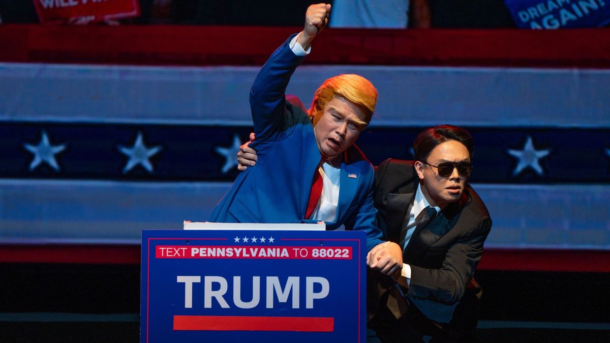 Obrazem: Ani satirická opera o Trumpovi hongkongské divadlo nezachránila
