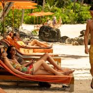 Aimée Lou Wood, Charlotte le Bon a Patrick Schwarzenegger ve třetí sérii Bílého lotosu.