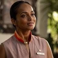 Shalini Peiris jako jedna z pracovnic hotelového resortu.