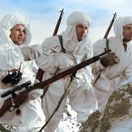 Sovětský odstřelovač Vasilij Zajcev během bitvy o Stalingrad, 1942. Zajcevův příběh "zvěčnil"film Nepřítel před branami.
