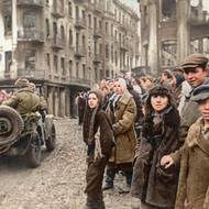 Sovětští vojáci přijíždějí do města Vinnycja na Ukrajině v březnu 1944. V tomto městě měl Adolf Hitler velitelské stanoviště pro východní frontu.