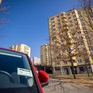 Vůz policie u pražského bydliště náměstka ředitele motolské nemocnice Pavla Budinského.