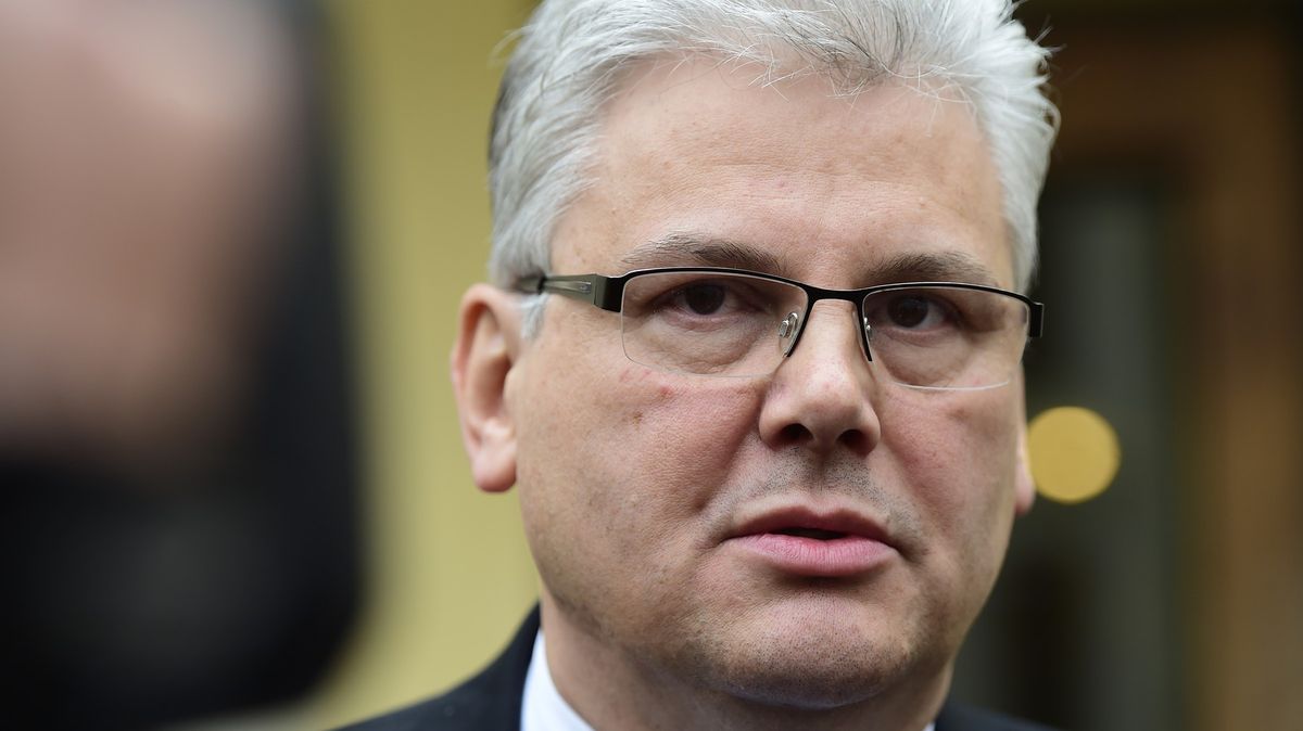Lékař „kulichů“ s politickými kontakty. Kdo je zadržený šéf nemocnice Motol