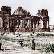 Budova Říšského sněmu (Reichstagu) v Berlíně rok po skončení války.