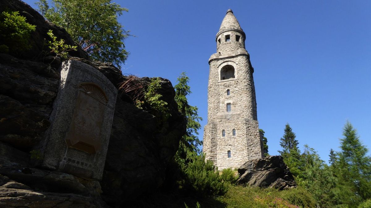 Hlavou v oblacích, ale pevně na zemi. 10 nejkrásnějších kamenných rozhleden v Česku