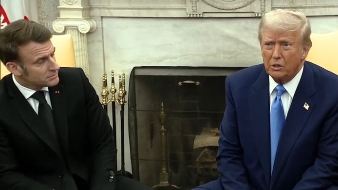 Plácání po ramenou i úšklebky. Schůzka Macrona s Trumpem odhalila propast
