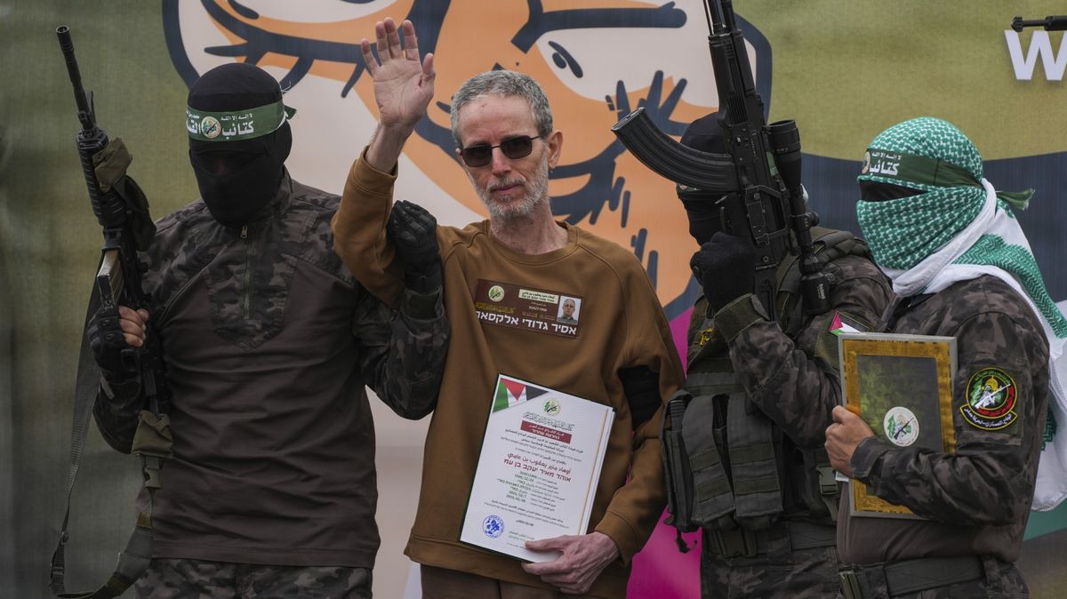 Hamás propustil tři rukojmí, Izrael je převzal od Červeného kříže