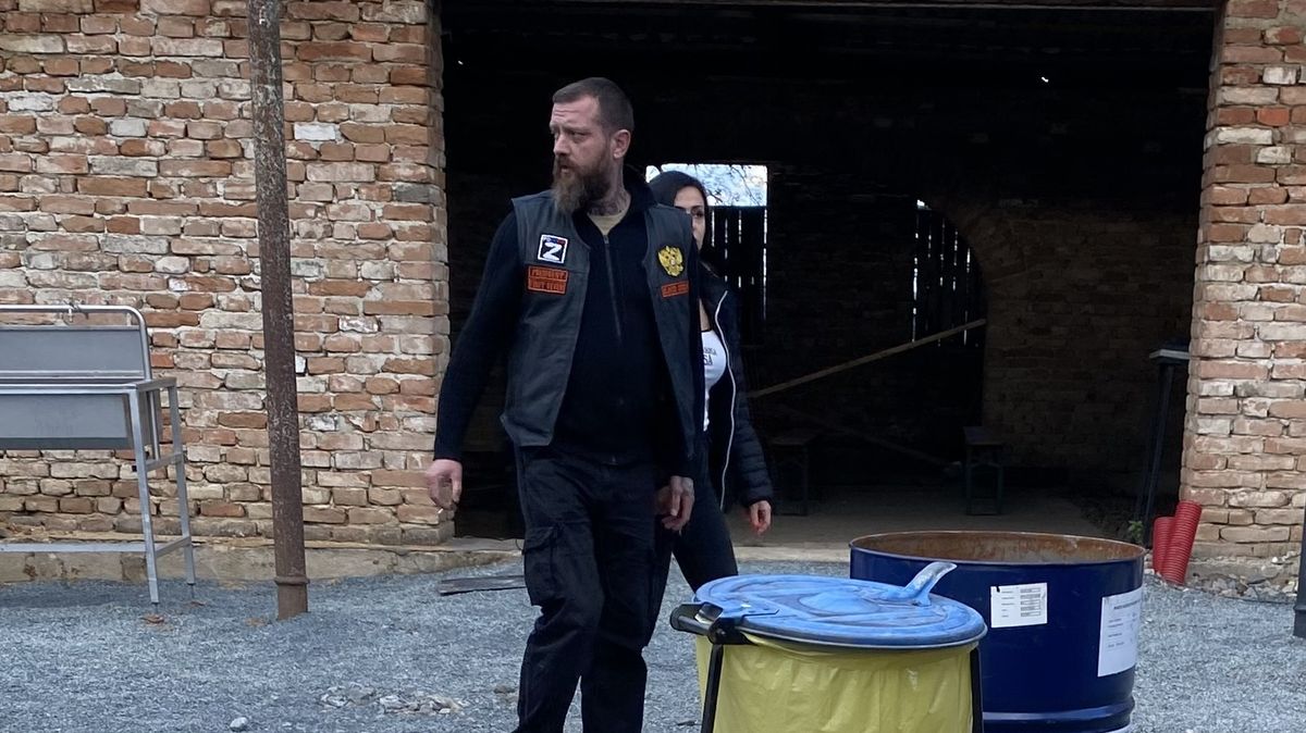 Policie: Příznivci Nočních vlků nošením symbolu Z nespáchali nic trestného