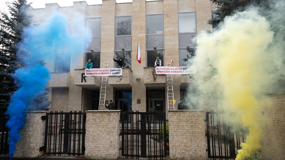Protest v Praze. Modrý a žlutý dým zahalil ruské centrum vědy a kultury