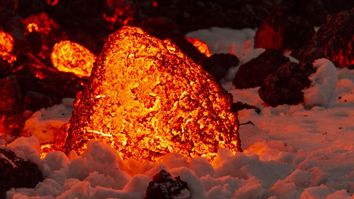 Fotky první letošní erupce: Žhavá láva teče po zasněženém svahu Etny