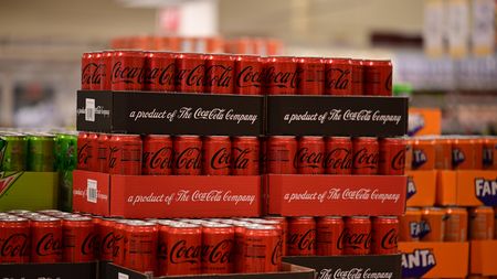Cola bez přidělaného víčka. Velcí hráči se obávají postihu, večerky riskují