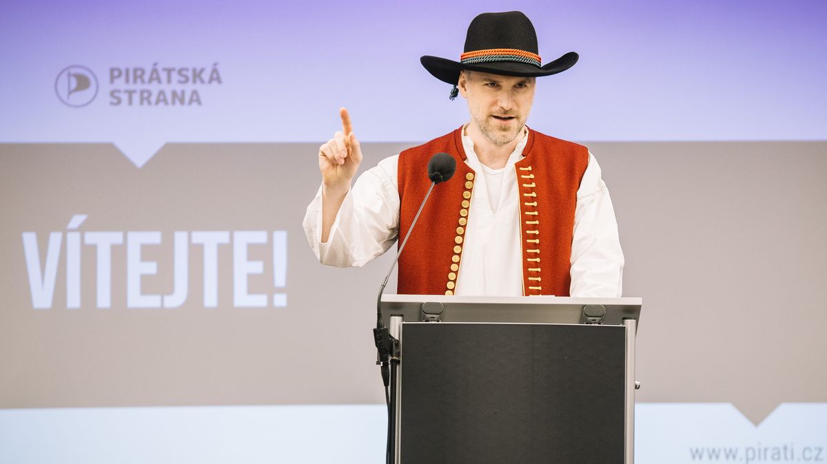 Obrazem: Pirát Hřib se štítem i v kroji. „Jdu vás pozdravit jako vidlák“