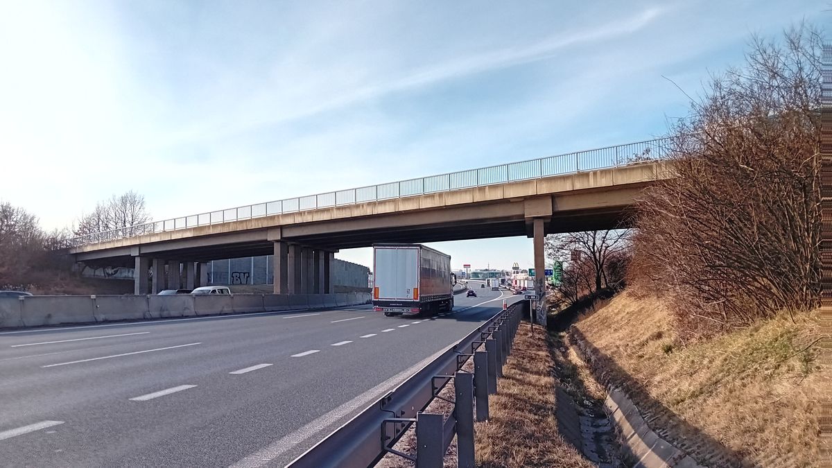První inzerent dobrovolně sundal své reklamy z dálničních mostů