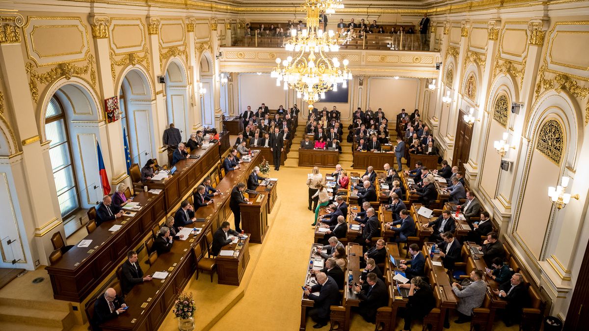 Sněmovnu postihl výpadek hlasovacího zařízení, poslanci ale ručně nehlasovali