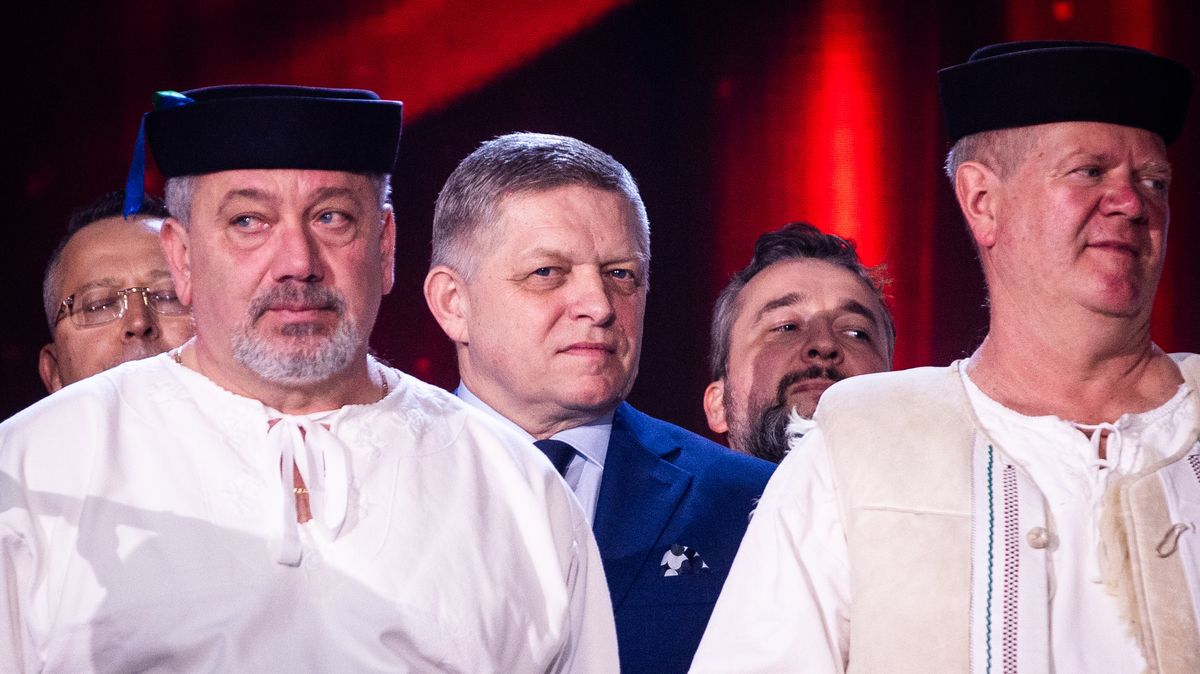 Folklor, vtipy o sexu a nenormálno. „Babky ficovky“ slavily MDŽ