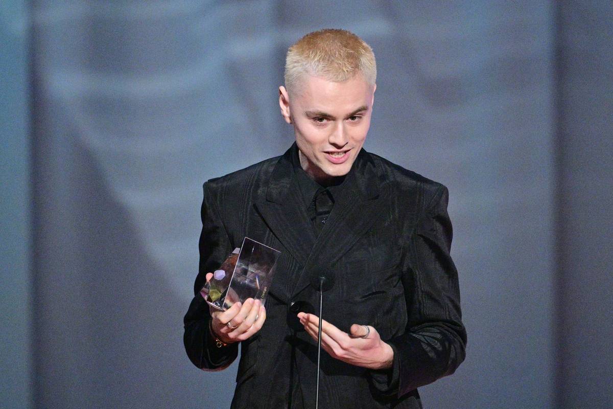 Grand designérem roku se stal Jan Černý. Jedenatřicetiletý rodák z Hodonína navrhl kolekci oblečení pro olympijský a paralympijský tým. „Mám radost, že letos vyhrála taková omladina. To je hezké,“ řekl na jevišti Stavovského divadla.