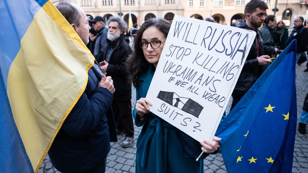 Obrazem: V Praze se protestovalo proti Trumpovi a za podporu Ukrajiny