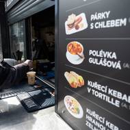 Ceny nejsou nijak vysoké. Pokud tedy nechce jít člověk na oběd do nejdražšího hotelu.