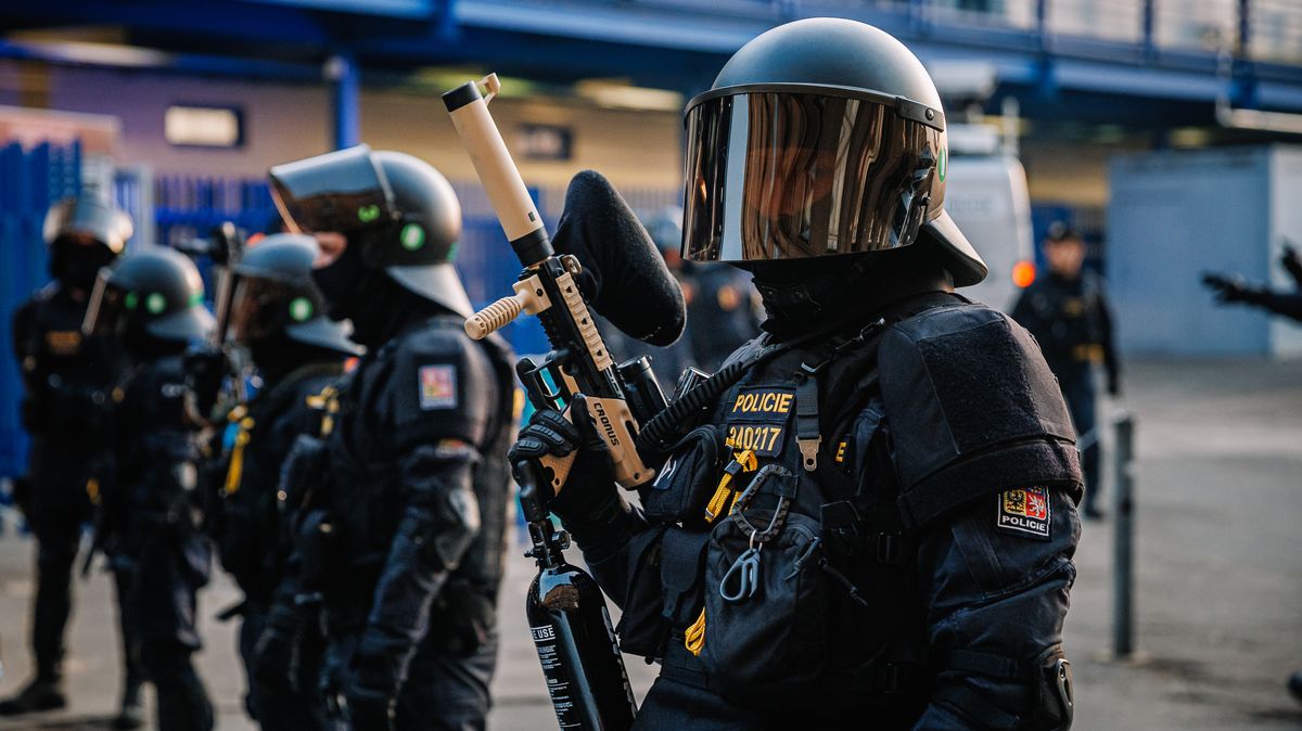 Ruční vrhač či paintballová zbraň. Čím policie zasáhla fanoušky Slavie