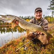 Rybolov v severském Laponsku. „Do míst, kde se dá rybařit, si poslední roky rád beru úplně lehounký, skládací prut a několik třpytek. Je krásné jít Skandinávií, Mongolskem, Sibiří nebo Patagonií, sem tam chytit štiku, pstruha, lipana nebo okouna, večer si to upečete. To není romantika jenom na fotkách, to je volání divočiny,“ říká Pavel Svoboda. 
