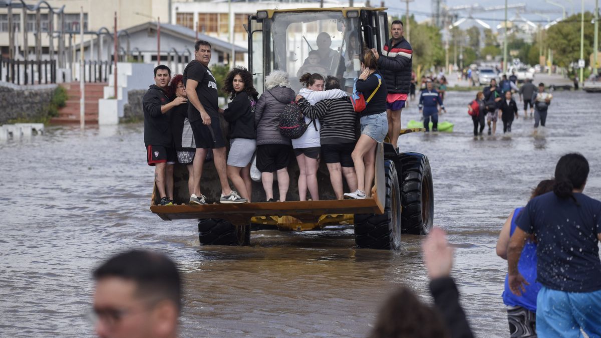 Fotky: 400 mm srážek za pár hodin. Argentina truchlí za oběti bleskových záplav