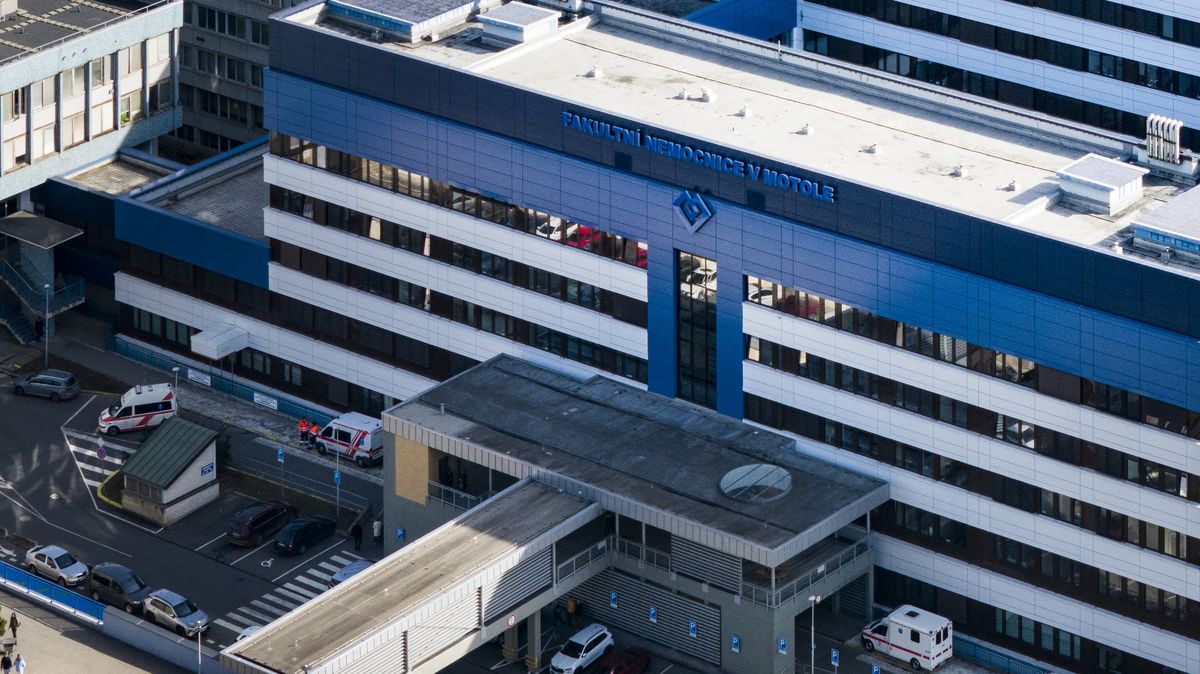 O azbestu v Motole se vědělo. Využili ho k prodražení a úplatkům, říká policie