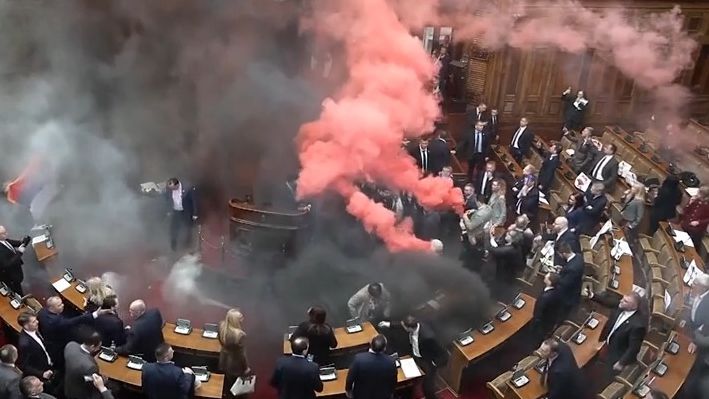 Stovky demonstrantů blokují budovu srbské státní televize a rozhlasu