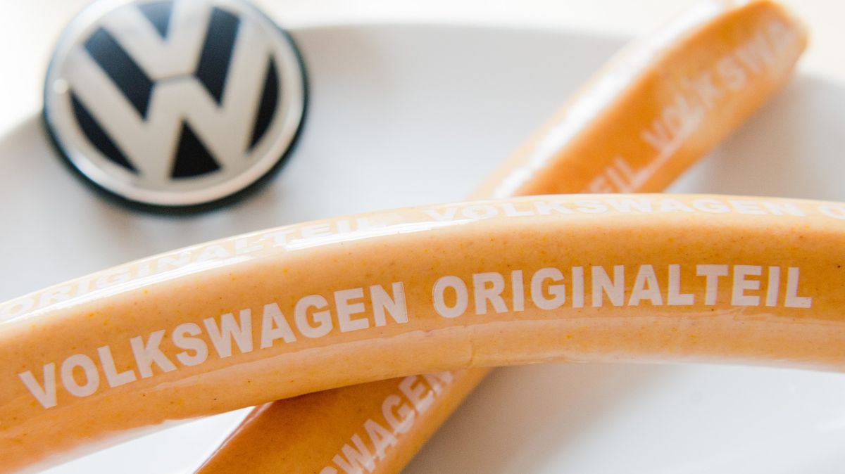 Volkswagen slaví rekordní prodej currywurstů, prodej aut mu ale klesá