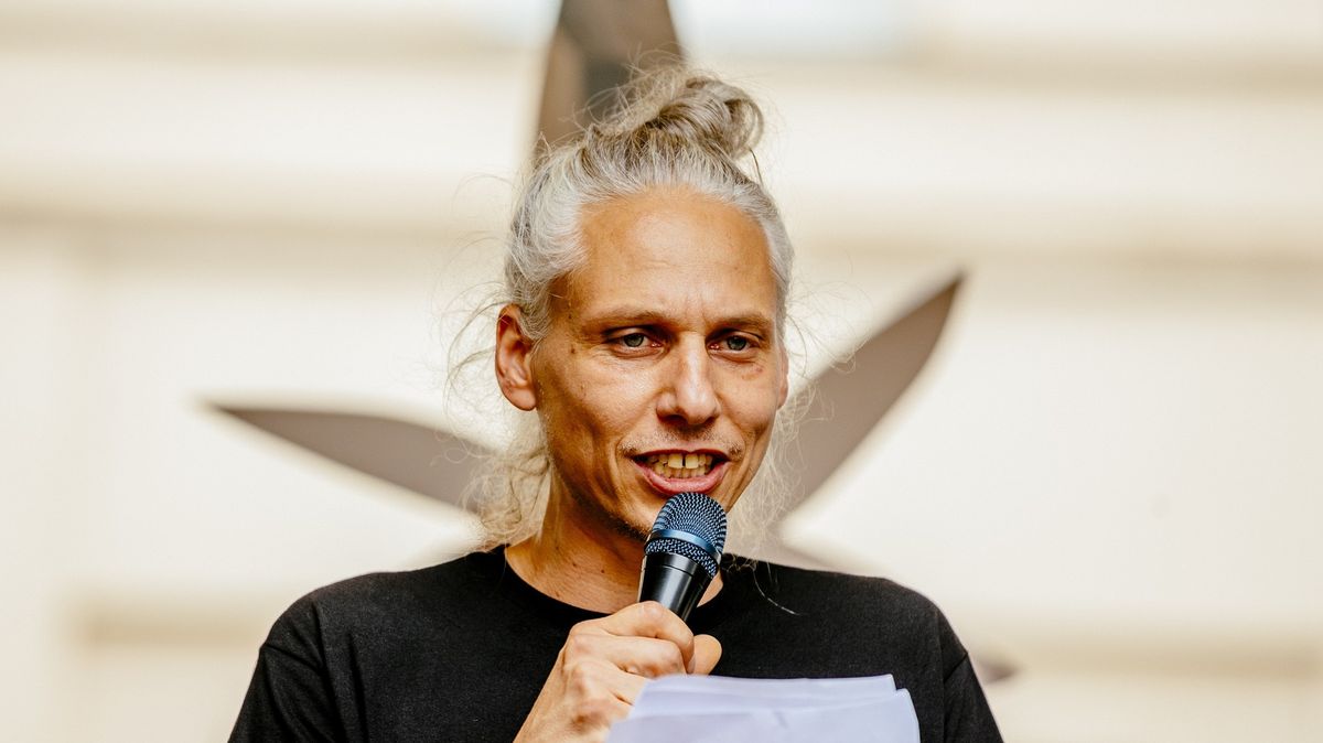 Hádka skončila monoklem. Politik dal na ulici facku úředníkovi