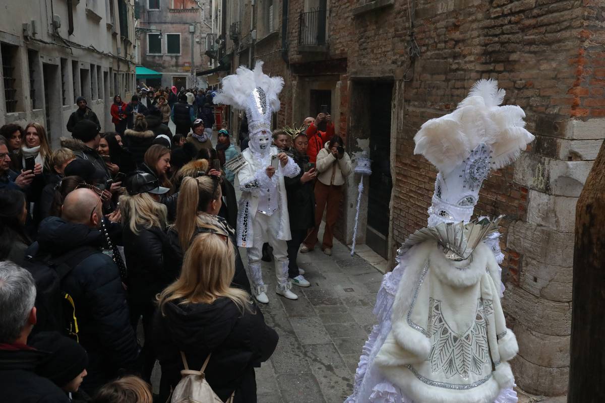 Letošní ročník karnevalu organizátoři věnovali milovníkovi, dobrodruhovi a spisovateli Giacomu Casanovovi.

(Benátky, 24. února.)