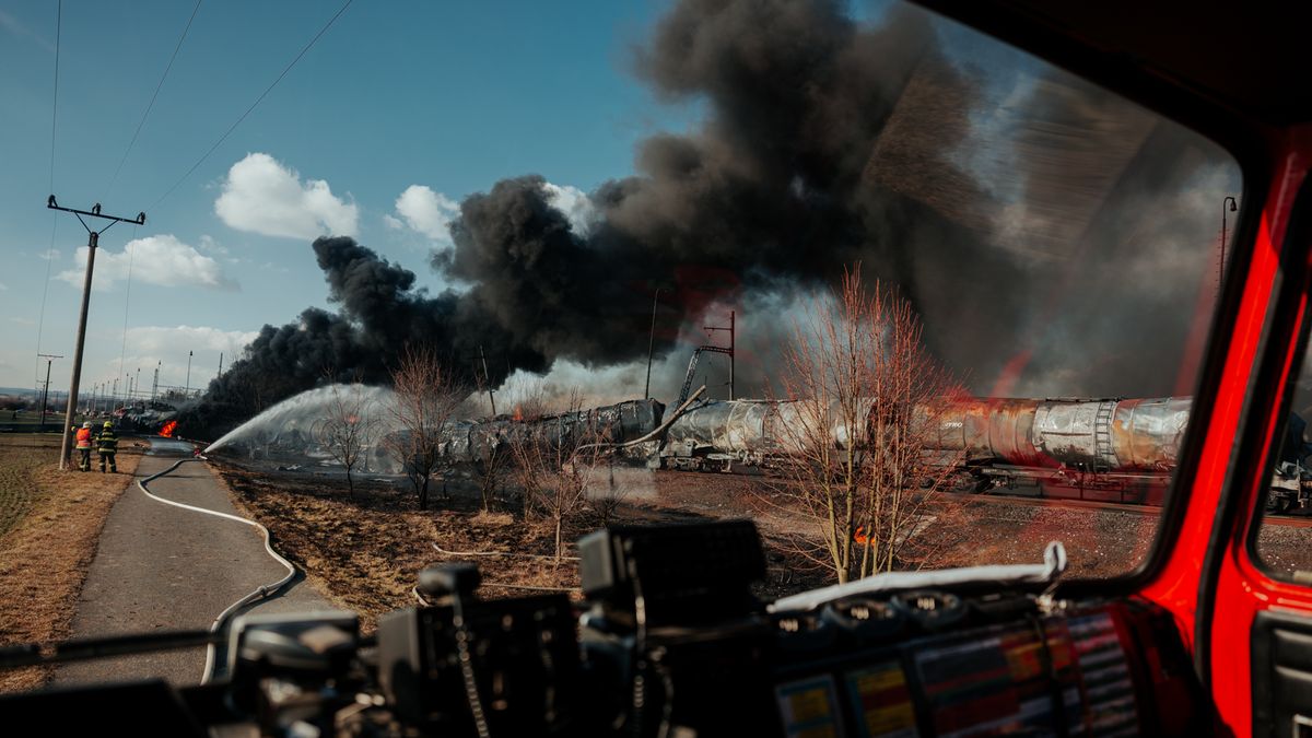 „Zrádné“ návěstidlo i 40leté vagony. Nové detaily obří havárie benzenu