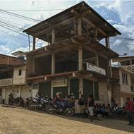 Život v kaňonu Micay je nebezpečný a drahý, chudoba je všudypřítomná, přestože se zde pěstuje jedna z nejlukrativnějších plodin na světě.