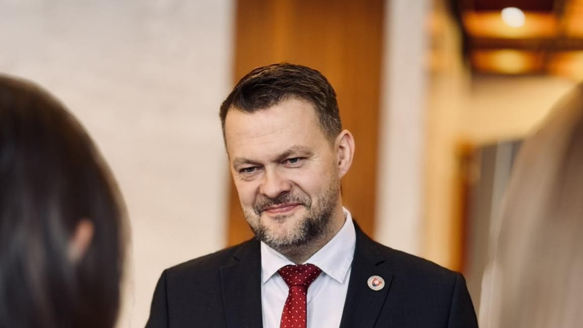 Fico si znovu zajistil většinu. Novým ministrem investic bude rebel Migaľ