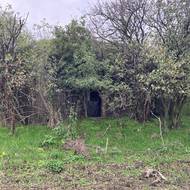 Objekt stálého lehkého opevnění se nachází cca 0,5 kilometru jižně od zástavby obce Šumice při okraji zemědělsky užívaného lánu, necelých 120 metrů severně od silnice vedoucí ze Šumic do Olbramovic, kterou současně prochází cyklotrasa Znojemská. Minimální kupní cena: 85 428 korun.